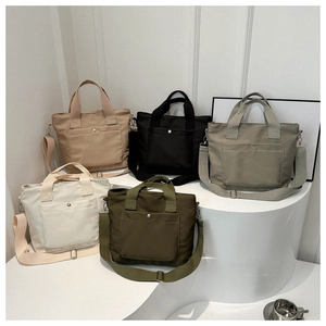 Bolsos tote de nailon versátiles en cinco colores con correas y bolsillos con broche
