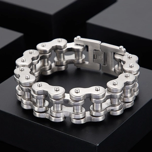 Détail du bracelet chaîne de vélo en acier inoxydable argenté à texture brossée