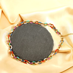 Collier à maillons cubains en émail coloré doré sur pierre noire et satin doré