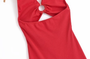 Dettaglio dell'abito midi in maglia a coste rosse con anello decorativo in metallo dorato