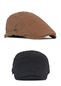 Detalle de gorra plana retro de algodón con bordado de cruz y bordes desgastados