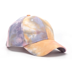 Dettaglio cappello baseball tie-dye con visiera cucita rinforzata e occhielli traspiranti