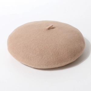 Detailopname van een elegante kamelkleurige wollen baret met fijne gebreide structuur