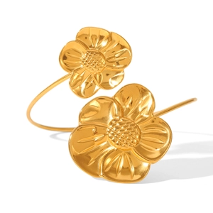 Asymmetrical 18K gold stainless steel flower open ring with detailed floral petals