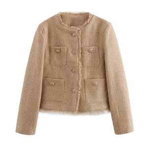 Detail der Tweed-Stoffstruktur und Metallknöpfe an der goldbraunen Kurzjacke