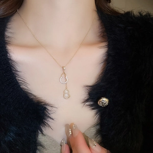 Détail du collier pendentif gourde plaqué or avec jade blanc et accents de zircon brillants