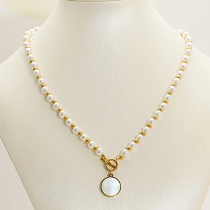 Elegante collana di perle dorate con chiusura a ginocchiera OT e ciondolo in madreperla