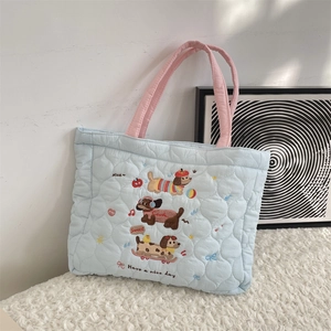 Détail du sac cabas matelassé avec broderie de chiens mignons et anses roses