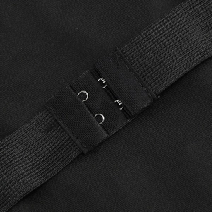Détail de la fermeture à agrafes réglable sur la robe de soirée noire sans bretelles