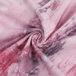 Λεπτομερής λήψη macro από ροζ και λευκό tie-dye μάρμαρο σε ελαστικό πλεκτό ύφασμα με ραβδώσεις
