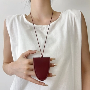 Collier porte-lunettes magnétique en cuir bordeaux pour voyage et rangement chic