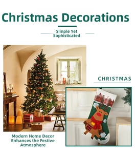 Detail eines Weihnachtsstrumpfs mit 3D-Rentier-Applikation, kariertem Schal und Schneeflocken