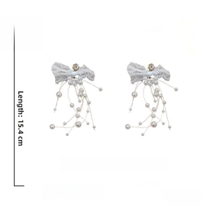 Dimensions détaillées des boucles d'oreilles nœud en dentelle et perles à pompon