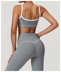 Détails du legging de yoga taille haute avec couture en V pour un effet galbe fessier