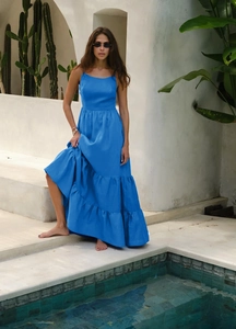 Détail de la robe longue bleue à volants étagés avec une texture en coton et lin