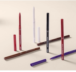 Primo piano di matite eyeliner in gel impermeabili in rosso bianco marrone nero e viola