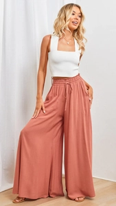 Détail du pantalon large à taille haute avec cordon de serrage et poches latérales brique