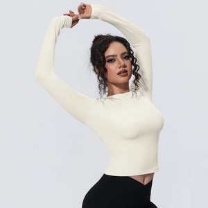 Détail du haut de yoga crème cintré avec col rond et tissu respirant extensible