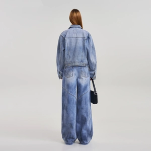 Vista posteriore della giacca denim slim fit blu chiaro con dettagli lavati di pregio