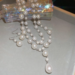 French vintage 2-piece set with layered faux pearl necklace and teardrop earrings