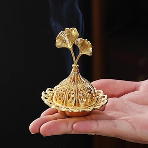 Brûleur d'encens arabe doré avec motif de feuille de ginkgo et sculpture ajourée