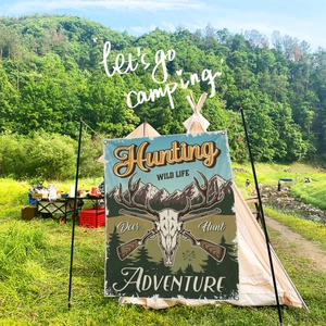 Détail de tapisserie de camping avec motif vintage de crâne de cerf et de chasse