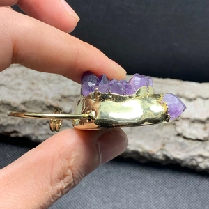Nahaufnahme von Amethyst-Katzenpfoten-Anhänger mit 14K vergoldetem Naturstein-Cluster