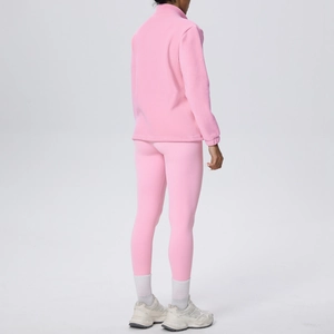 Vista posteriore del set da yoga termico rosa chiaro con top con zip e leggings a vita alta