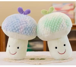 Primo piano dettagliato di simpatici peluche a forma di fungo con faccine sorridenti.