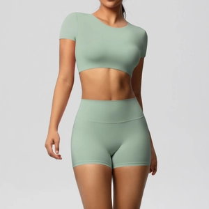 Vorderansicht von minzgrünem kurzärmeligem Crop Top und nahtlosen High-Waist Yoga-Shorts