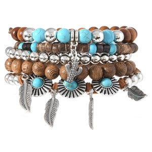 Bracelet multicouches avec perles de turquoise, bois et breloques cactus sur fond blanc