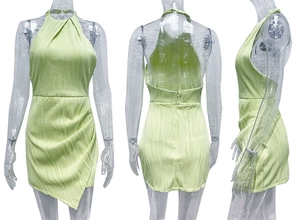 Vues de face, de profil et de dos d'une mini robe dos nu vert clair à texture ondulée