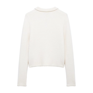 Vue arrière détaillée d'un cardigan en maille blanche avec bordures de perles au col et manches