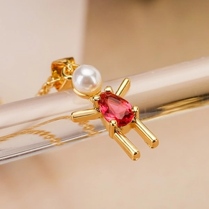 Collier avec pendentif garçon plaqué or avec tête en perle et zircone rouge taille poire