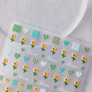 Adesivi per unghie 5D con rilievi di cuori verdi e motivi di girasoli gialli