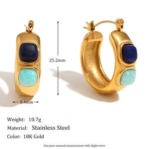 Orecchini a C in acciaio placcato oro 18K con pietre blu e dimensioni del prodotto