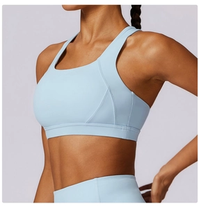 Vista laterale del reggiseno sportivo azzurro con orlo ampio e supporto ergonomico