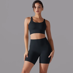 Dettaglio dei pantaloncini yoga a vita alta e reggiseno sportivo in tessuto nero opaco