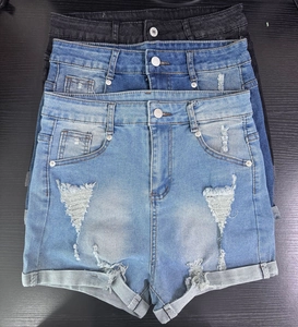 Shorts vaqueros de talle alto con rotos en color negro, azul oscuro y azul claro a la vista