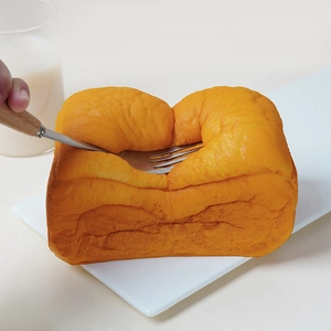 Modèle de toast réaliste en PU à rebond lent sur plateau blanc pour décor de cuisine