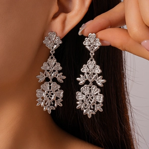 Orecchini pendenti a fiori traforati argento vintage con design in metallo pesante