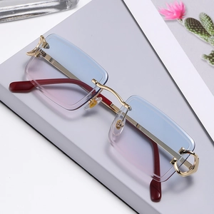 Detalle de gafas de sol rectangulares sin montura con lentes degradadas en azul y rosa