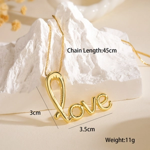 Dettaglio del ciondolo cuore MOM placcato oro 18K con specifiche della catena da 45cm