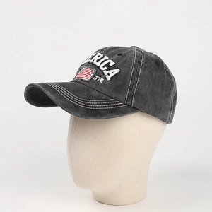 Détail de la casquette vintage en denim anthracite avec drapeau américain et broderie 1776
