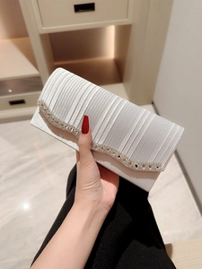 Elegante bolso de noche blanco plisado con adornos de diamantes para fiestas y gala