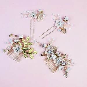 Détail du kit de 4 bijoux de cheveux mariée avec feuilles dorées et perles nacrées