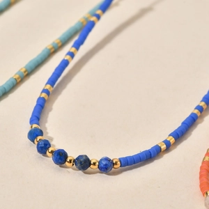 Collier minimaliste en perles bleu marine avec pierres naturelles et accents dorés