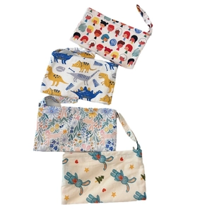 Lot de quatre petits sacs en coton avec motifs animaux et dragonnes de transport