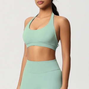 Gros plan détaillé sur le tissu côtelé vert menthe de la brassière et du legging yoga