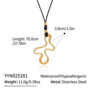 Vue détaillée du pendentif doré sur cordon noir avec spécifications de taille du produit